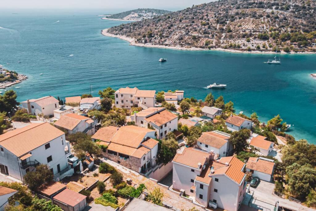 One Bedroom Apartment With Terrace And Seaview - B Sevid Exterior foto